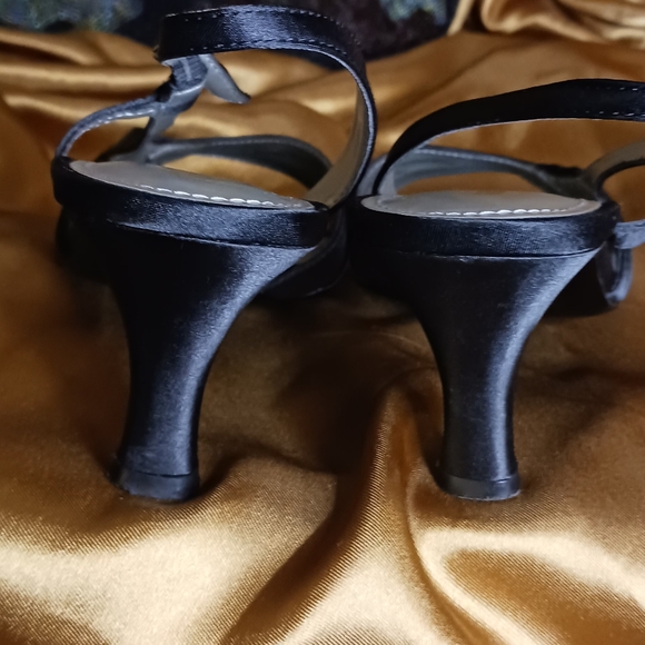 Kelly & Katie - Picture 8 of 8